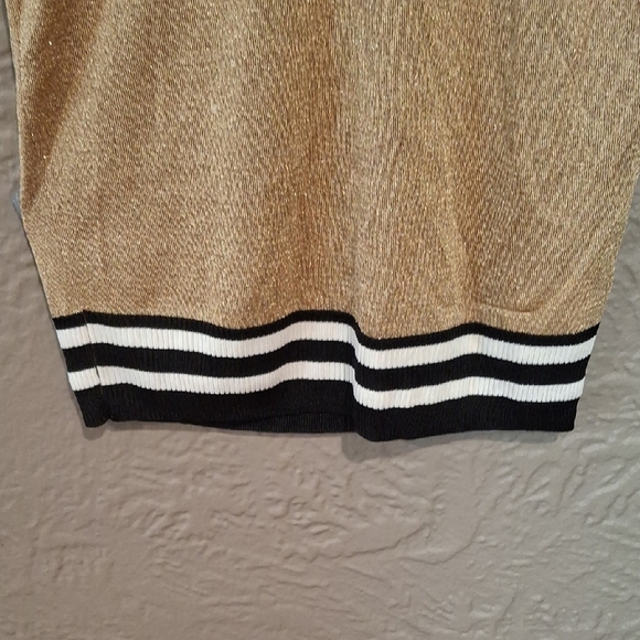 IPEKYOL Wome's Gold V-Neck Top. - Picture 3 of 7